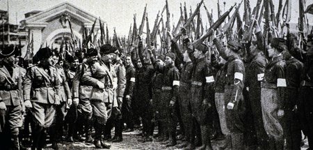 Mussolini vor faschistischen Truppen (Rom 1927)