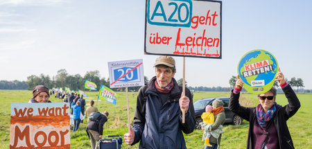 Im Grünen: Protestaktion gegen Zerstörung für die Küstenautobahn...