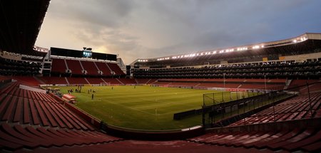 Wie beide Teams im Estadio Rodrigo Paz Delgado gewinnen wollten,...