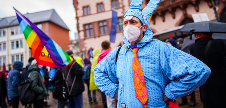 Teilnehmer des Ostermarschs am 5. April 2021 in Frankfurt am Mai...