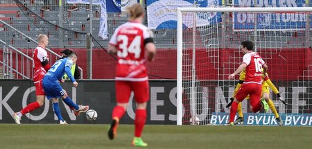 Der Würzburger Tobias Kraulich erzielt das 2:0 gegen Magdeburg (...