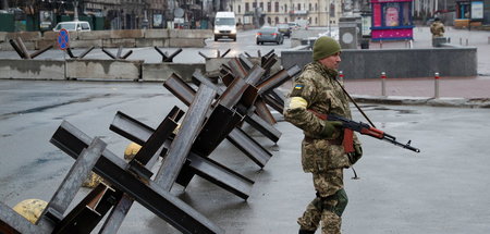 Ein ukrainischer Soldat in der Kiewer Innenstadt (3.3.2022)