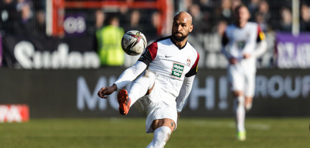 Terrence Boyd (1. FC Kaiserslautern) mit einer akrobatischen Bal...