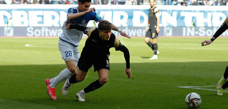 Zweikampf zwischen Raphael Obermair (1. FC Magdeburg) und Leon K...