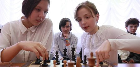 Schach, das ewige Spiel: Der Nachwuchs fordert den Großmeister (...