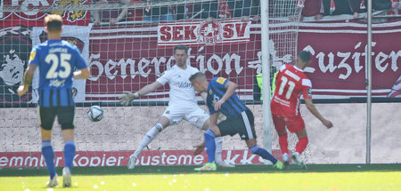 Kenny Prince Redondo (11) vom 1. FC Kaiserslautern erzielt das 3...