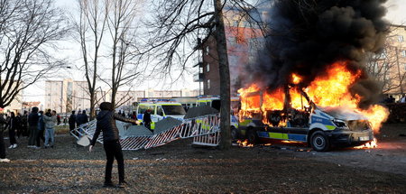 Polizeiwagen in Flammen: Gegendemonstration gegen Islamfeinde in...