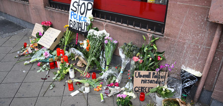 Blumen und Kerzen am Ort, an dem am Montag ein Mann nach Polizei...