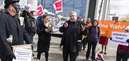 Sie protestieren seit langem gegen Steuerhinterziehung: Aktivist...