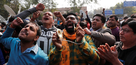 Rechte Hindu-Nationalisten protestieren an einer Blockade von De...