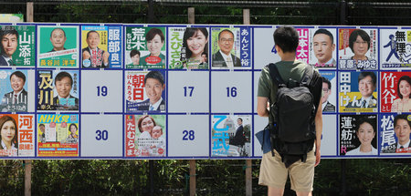 Auf einer Tafel in Tokio sind die Kandidaten für die Oberhauswah...