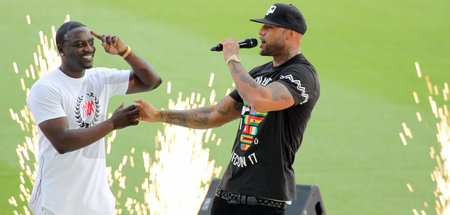 Die Rapper Booba (r.) und Akon (l.) bei der Eröffnung des Afrika...