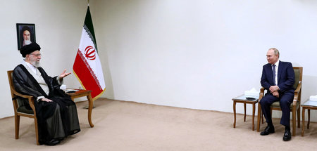 Irans »Revolutionsführer« Ali Khamenei mit Russlands Präsident W...