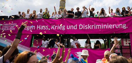 CSD-Parade zieht an der Siegessäule vorbei (Berlin, 23.7.2022)