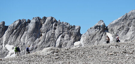 Tauwetter: Wanderer auf dem Zugspitzblatt in Bayern