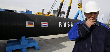 Zigarettenpause an der Pipeline Nord Stream 2 im russischen Port...