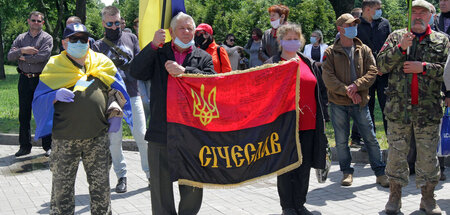 Die OUN-Fahne bei einer Demonstration in Dnipro (Mai 2020)