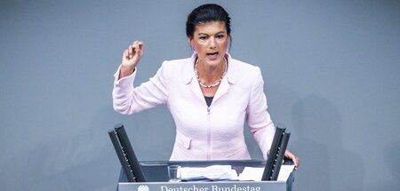 Sahra Wagenknecht kritisiert in ihrer Rede die Russland-Sanktion...