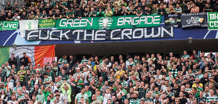 Spruchband der Fans des amtierenden schottischen Meisters Celtic...