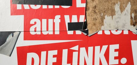 Lädiertes Wahlplakat, taumelnde Partei