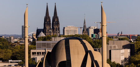 DITIB-Zentralmoschee in Ehrenfeld mit Kölner Dom im Hintergrund ...