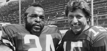 Mr. T vom A-Team (l.) im fiktiven American-Football-Stadion der ...