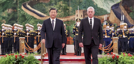 Chinas Staatschef Xi Jinping (l.) und sein kubanischer Amtskolle...