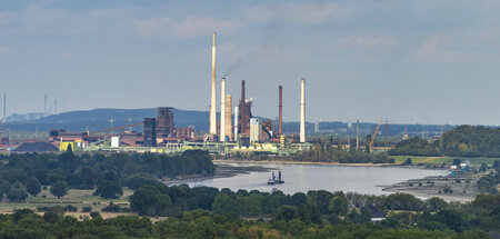 Blick von der Halde Rheinpreußen auf Stahlwerke bei Duisburg