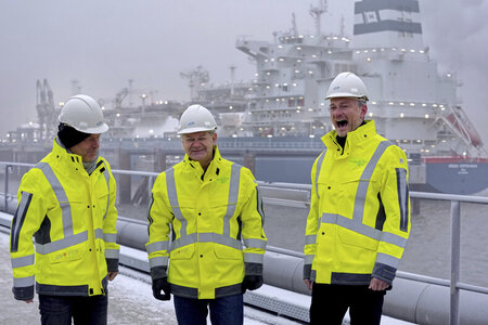 Die Drei vom LNG-Terminal: Robert Habeck, Olaf Scholz und Christ...