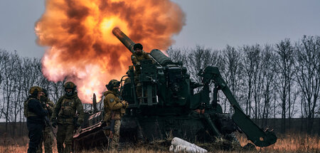 Ziel Bachmut: Ukrainische Truppen feuern auf russische Stellunge...