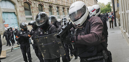 Gut ausgerüstet gegen die Bevölkerung: Die Pariser Polizei im Ei...