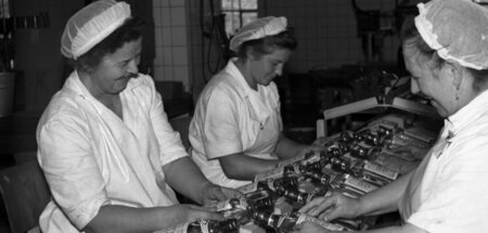 Produktion für den Markt? Arbeiterinnen in der Spirituosenfabrik... Produktion für den Markt? Arbeiterinnen in der Spirituosenfabrik...