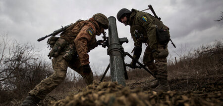 Ukrainische Soldaten bringen am Sonnabend nahe Bachmut einen Mör... Ukrainische Soldaten bringen am Sonnabend nahe Bachmut einen Mör...
