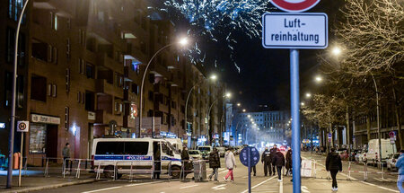 Ruhiger als gedacht: Wartende Polizeifahrzeuge am Silversteraben...