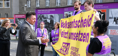 Stadtentwicklungssenator Andreas Geisel (SPD; 2. v. l.) diskutie...