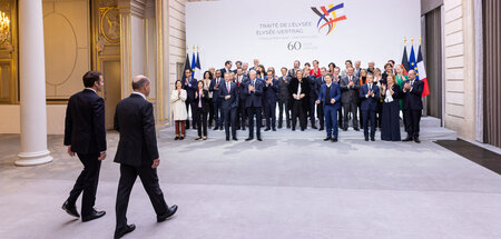 Macron und Scholz auf dem Weg zum Gruppenfoto (Paris, 22.1.2023)