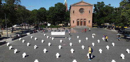 Gedenken an die »Opfer der Agenda 2010« auf dem Leopoldplatz in ...