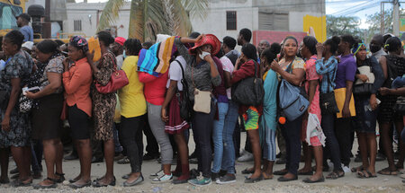 Haiti: Warten, um einen Pass für die Ausreise zu beantragen (Por...