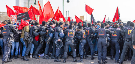 Polizisten gegen antifaschistische Demonstranten in Offenburg (4...