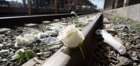 Blumen in Gedenken an die Opfer des Zugunglücks am Bahnhof von L...