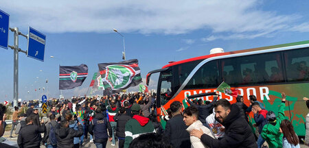 Fans empfangen die Mannschaft von Amedspor nach der Rückkehr aus...