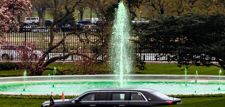 Springbrunnen in der irischen Nationalfarbe: Premier Leo Varadka...