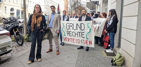 Christine Buchholz (l.) vor ihrem Prozess im Amtsgericht Tiergar...