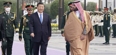 Chinas Präsident Xi mit dem saudischen Kronprinzen bin Salman (8...