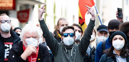 Stellen sich Neonazis in den Weg: Demonstrationsteilnehmende am ...