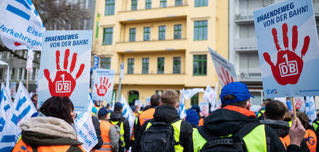 Mitglieder der Eisenbahn- und Verkehrsgewerkschaft protestieren ...