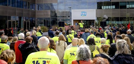 Streikversammlung vor der Zentrale des Dachverbands FNV