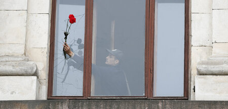 Blumen für die mehr als 40 Todesopfer des Brandanschlags auf das...