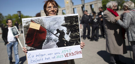 Protest gegen das Verbot der Fahne der UdSSR vor dem Ehrenmal im...