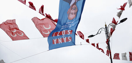 Dreht sich am Sonntag der Wind? Banner mit Oppositionskandidat K...